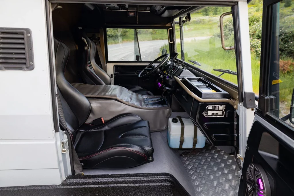 Pinzgauer 718: De todoterreno militar a minibús para fiestas en busca de dueño