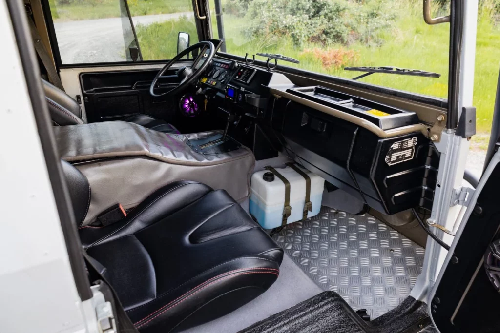 Pinzgauer 718: De todoterreno militar a minibús para fiestas en busca de dueño