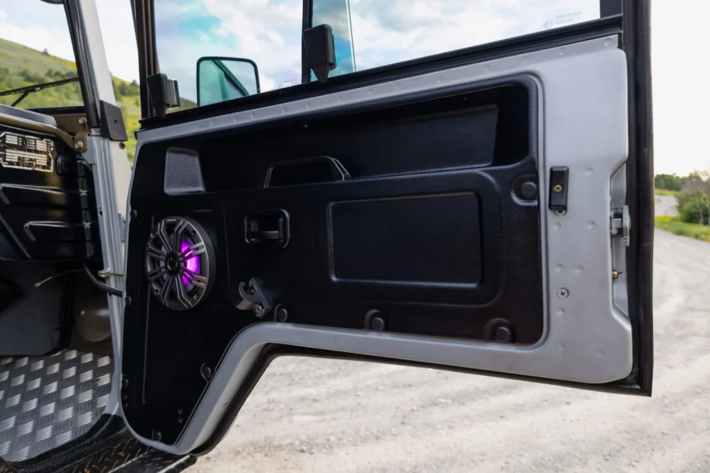 Pinzgauer 718: De todoterreno militar a minibús para fiestas en busca de dueño