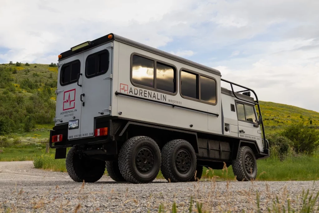 Pinzgauer 718: De todoterreno militar a minibús para fiestas en busca de dueño