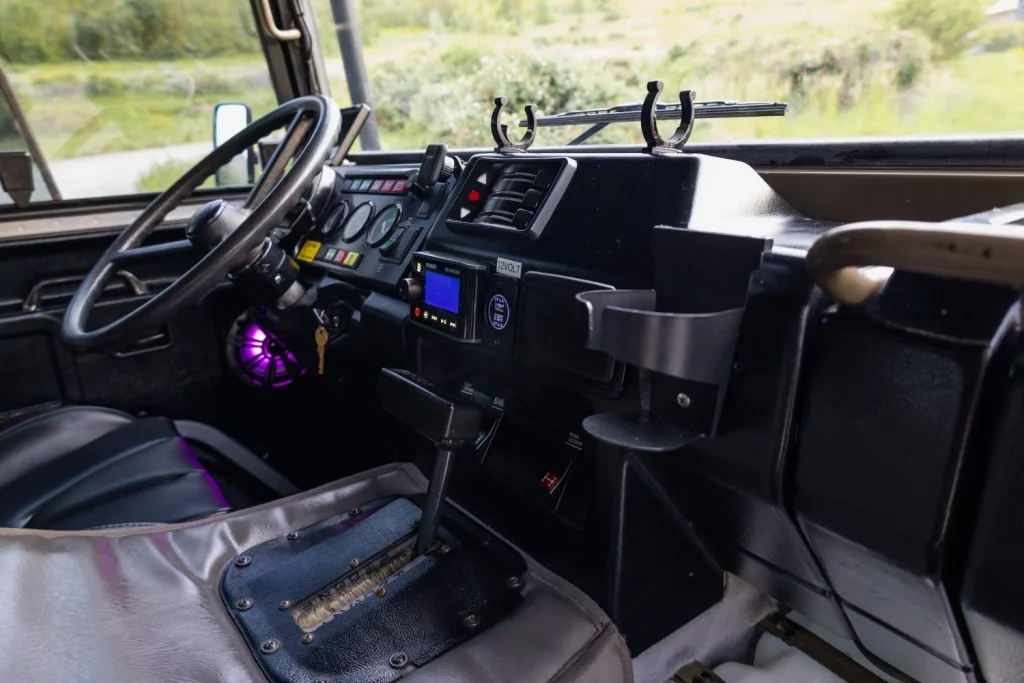 Pinzgauer 718: De todoterreno militar a minibús para fiestas en busca de dueño