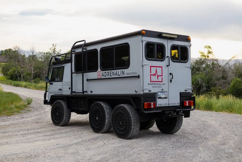 Pinzgauer 718: De todoterreno militar a minibús para fiestas en busca de dueño
