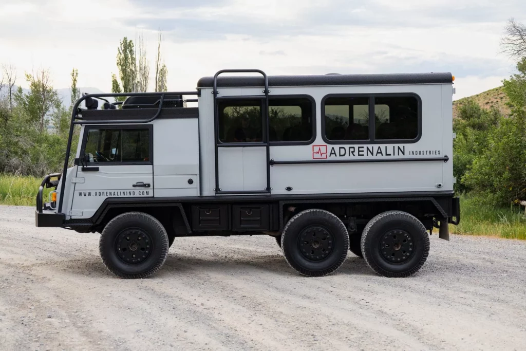 Pinzgauer 718: De todoterreno militar a minibús para fiestas en busca de dueño