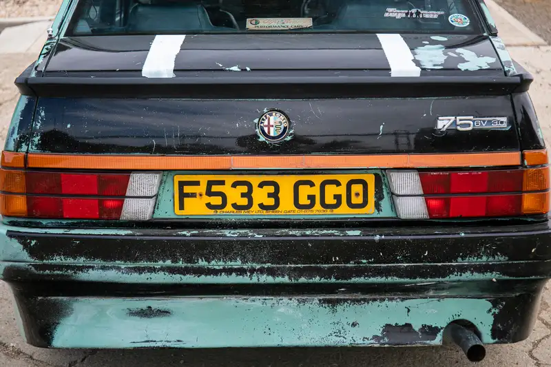 Clarkson: El nombre que hace que un Alfa Romeo 75 de 500 euros pase a costar una fortuna 19 Motor16 1989 Alfa Romeo 75 Clarkson Top Gear 11 Motor16