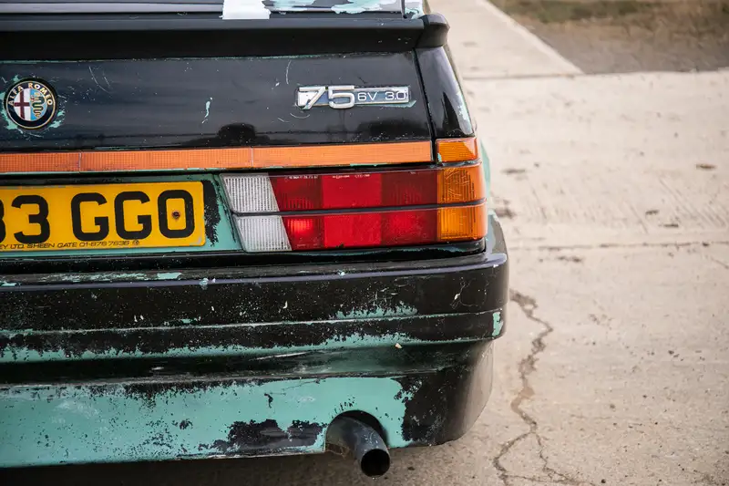 Clarkson: El nombre que hace que un Alfa Romeo 75 de 500 euros pase a costar una fortuna 20 Motor16 1989 Alfa Romeo 75 Clarkson Top Gear 12 Motor16
