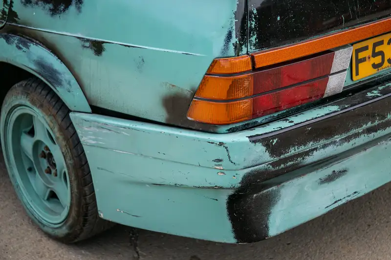 Clarkson: El nombre que hace que un Alfa Romeo 75 de 500 euros pase a costar una fortuna 21 Motor16 1989 Alfa Romeo 75 Clarkson Top Gear 13 Motor16