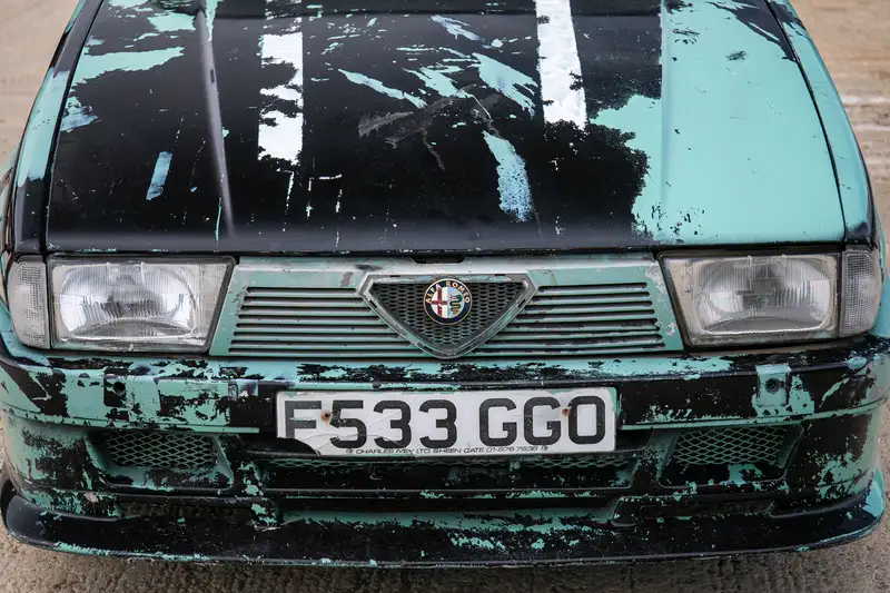 Clarkson: El nombre que hace que un Alfa Romeo 75 de 500 euros pase a costar una fortuna 10 Motor16 1989 Alfa Romeo 75 Clarkson Top Gear 14 Motor16