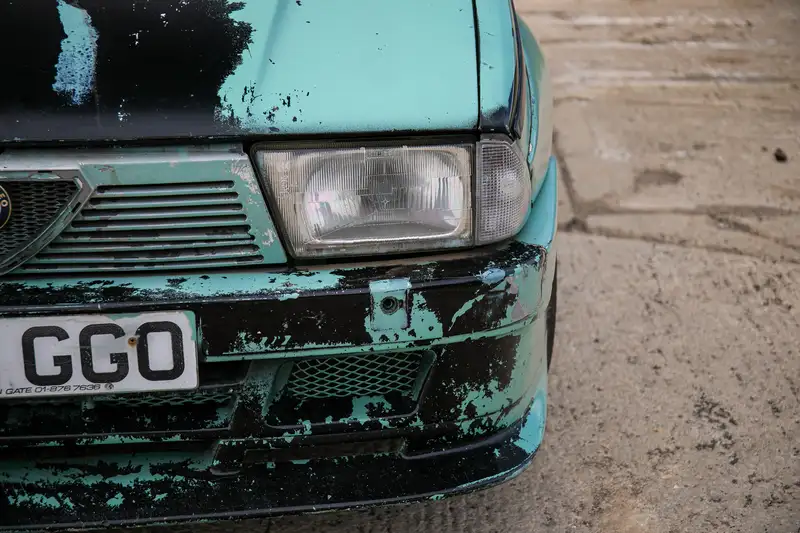 Clarkson: El nombre que hace que un Alfa Romeo 75 de 500 euros pase a costar una fortuna 11 Motor16 1989 Alfa Romeo 75 Clarkson Top Gear 15 Motor16