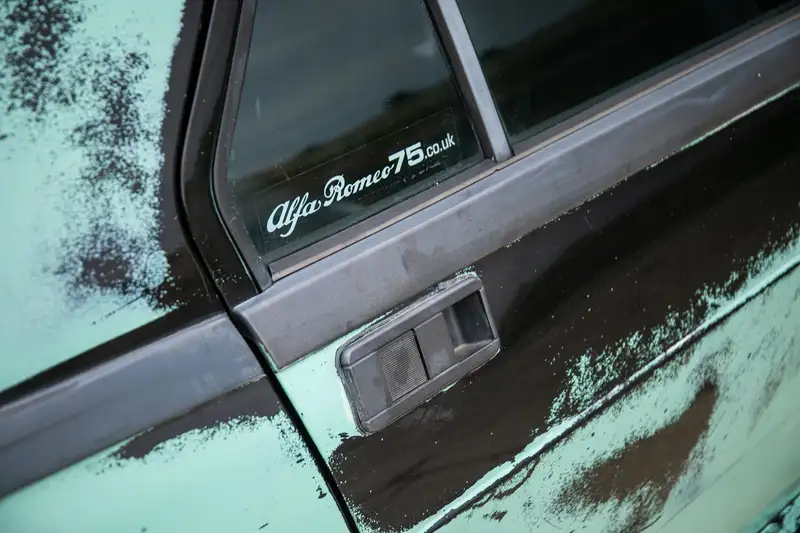 Clarkson: El nombre que hace que un Alfa Romeo 75 de 500 euros pase a costar una fortuna 15 Motor16 1989 Alfa Romeo 75 Clarkson Top Gear 18 Motor16