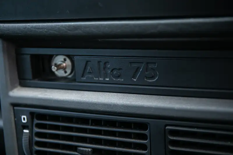 Clarkson: El nombre que hace que un Alfa Romeo 75 de 500 euros pase a costar una fortuna 34 Motor16 1989 Alfa Romeo 75 Clarkson Top Gear 28 Motor16