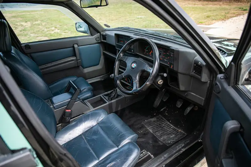 Clarkson: El nombre que hace que un Alfa Romeo 75 de 500 euros pase a costar una fortuna 3 Motor16 1989 Alfa Romeo 75. Clarkson. Top Gear. Imagen interior.