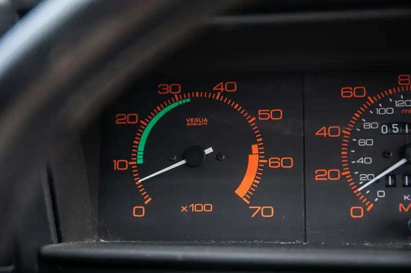 Clarkson: El nombre que hace que un Alfa Romeo 75 de 500 euros pase a costar una fortuna 28 Motor16 1989 Alfa Romeo 75 Clarkson Top Gear 30 Motor16