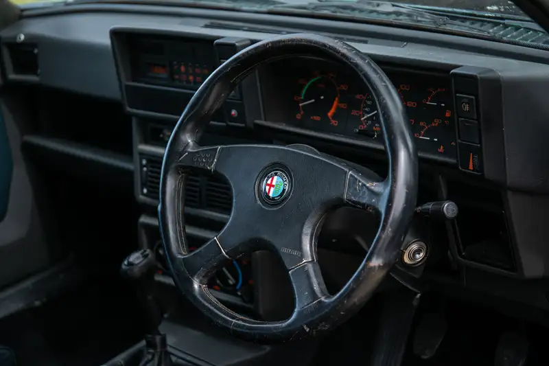 Clarkson: El nombre que hace que un Alfa Romeo 75 de 500 euros pase a costar una fortuna 26 Motor16 1989 Alfa Romeo 75 Clarkson Top Gear 35 Motor16