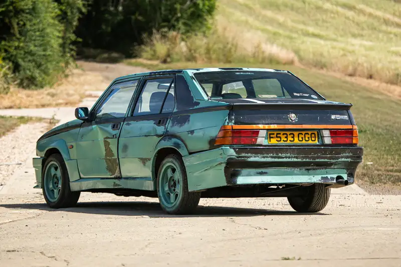 Clarkson: El nombre que hace que un Alfa Romeo 75 de 500 euros pase a costar una fortuna 1 Motor16 1989 Alfa Romeo 75. Clarkson. Top Gear. Imagen trasera.
