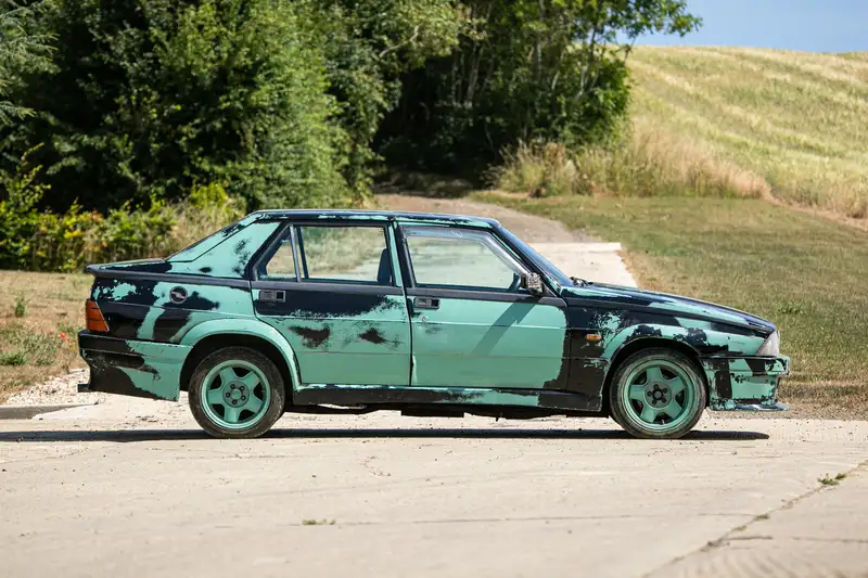 Clarkson: El nombre que hace que un Alfa Romeo 75 de 500 euros pase a costar una fortuna 6 Motor16 1989 Alfa Romeo 75 Clarkson Top Gear 5 Motor16