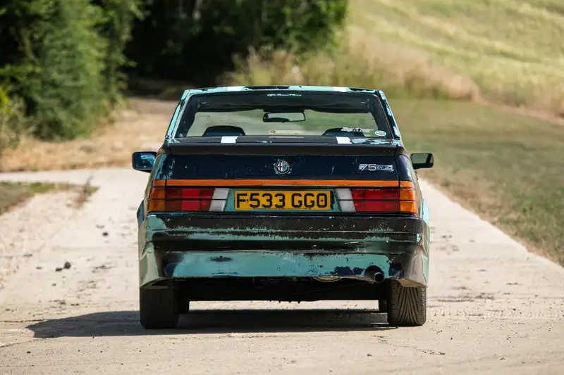 Clarkson: El nombre que hace que un Alfa Romeo 75 de 500 euros pase a costar una fortuna 8 Motor16 1989 Alfa Romeo 75 Clarkson Top Gear 7 Motor16