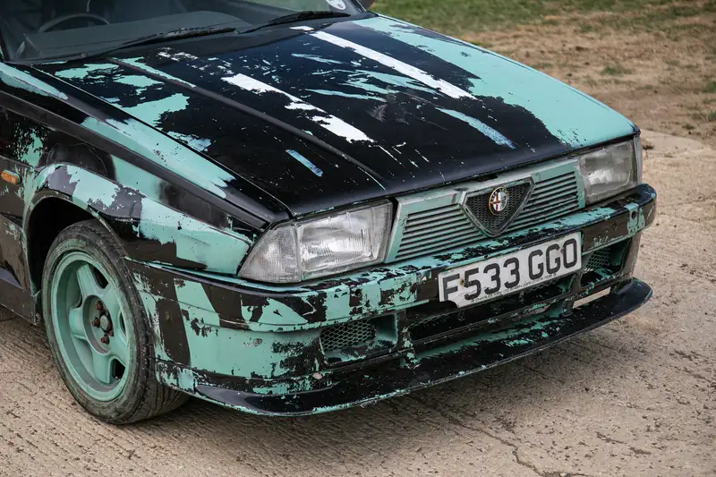 Clarkson: El nombre que hace que un Alfa Romeo 75 de 500 euros pase a costar una fortuna 9 Motor16 1989 Alfa Romeo 75 Clarkson Top Gear 8 Motor16