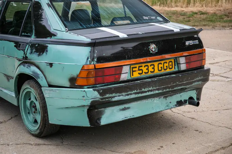 Clarkson: El nombre que hace que un Alfa Romeo 75 de 500 euros pase a costar una fortuna 18 Motor16 1989 Alfa Romeo 75 Clarkson Top Gear 9 Motor16