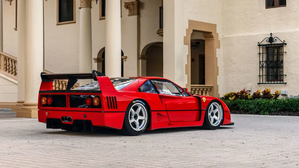 El Ferrari F40 que huele a nuevo récord es el número 14 de los 19 fabricados 1 Motor16 1993 Ferrari F40 LM Michelotto. RM Sotheby's. Imagen trasera.