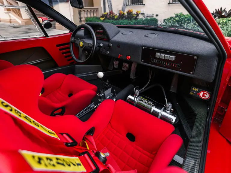 El Ferrari F40 que huele a nuevo récord es el número 14 de los 19 fabricados 3 Motor16 1993 Ferrari F40 LM Michelotto. RM Sotheby's. Imagen interior.