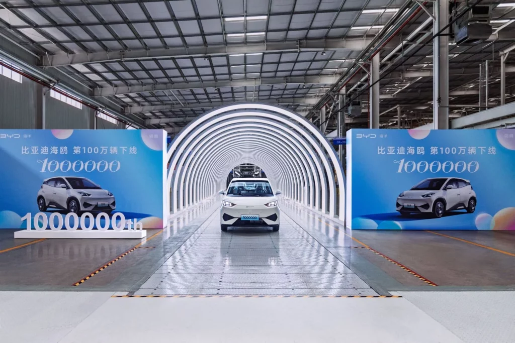 Acaba de llegar y el BYD Dolphin Surf ya tiene 7 dígitos en solo 27 meses 1 Motor16 2025 BYD Dolphin Surf. 1 millón de unidades. Imagen fábrica.