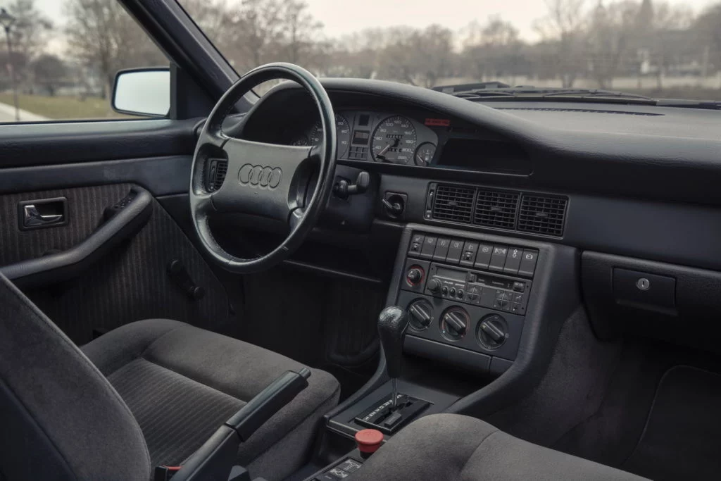 Audi 100 Avant quattro Duo: El coche del anuncio de Audi es este y nació hace 35 años 5 Motor16 2025 Audi 100 Avant quattro Duo. Imagen interior.