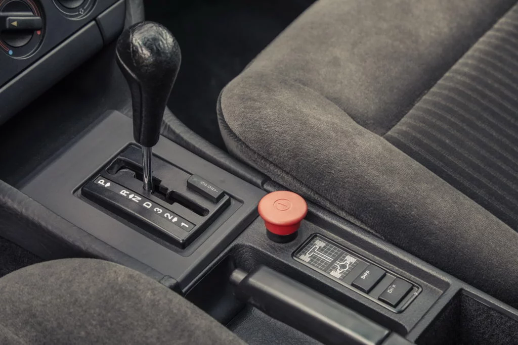 Audi 100 Avant quattro Duo: El coche del anuncio de Audi es este y nació hace 35 años 3 Motor16 2025 Audi 100 Avant quattro Duo. Imagen detalle interior.