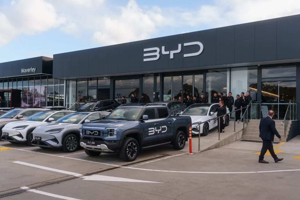 El país donde BYD ha vendido 60.000 vehículos en menos de tres años. Y no es China, ni España 2 Motor16 2025 BYD 60.000 coches. Australia. Imagen concesionario.