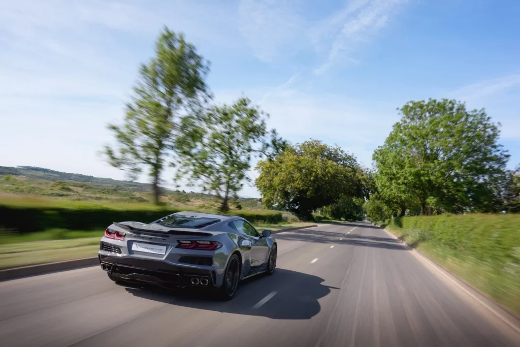 2025 Chevrolet Corvette E-Ray. UK. Imagen trasera.