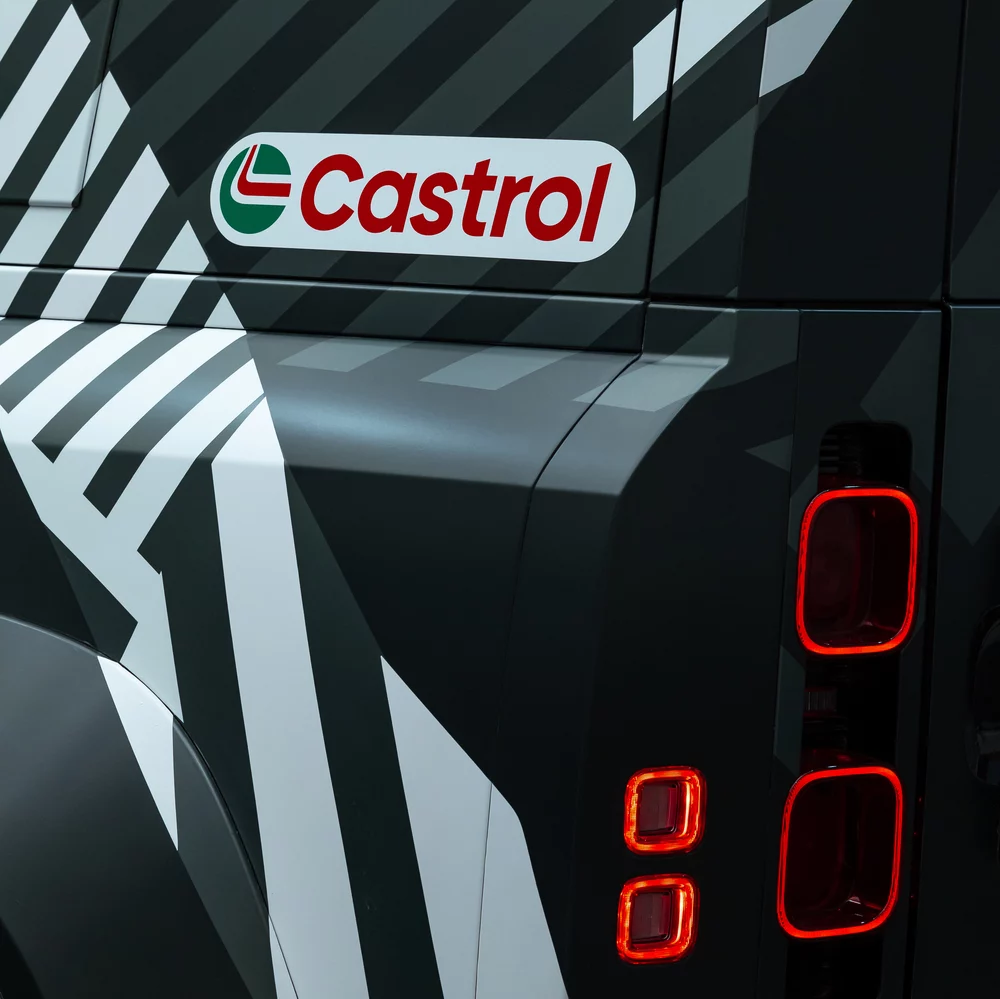 El aceite que corre por las venas del motor del Defender Dakar D7X-R 1 Motor16 2025 Defender Rally. Castrol. Imagen.