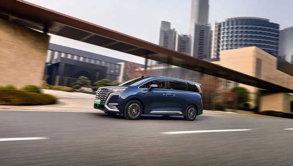 DENZA Summer Tour 2025: El periplo veraniego de la firma premium de BYD 2 Motor16 2025 Denza D9. Imagen.