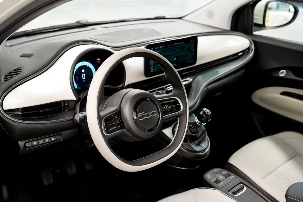 2025 Fiat 500 Hybrid. Mirafiori. Imagen interior.