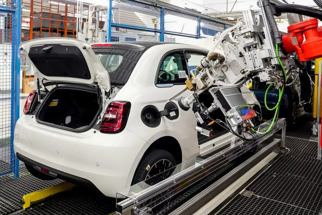 2025 Fiat 500 Hybrid. Mirafiori. Imagen fábrica.