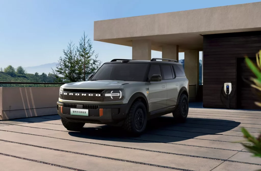 Así es la tercera versión del Ford Bronco, que solo disfrutarán en China 1 Motor16 2025 Ford Bronco New Energy. Imagen delantera.