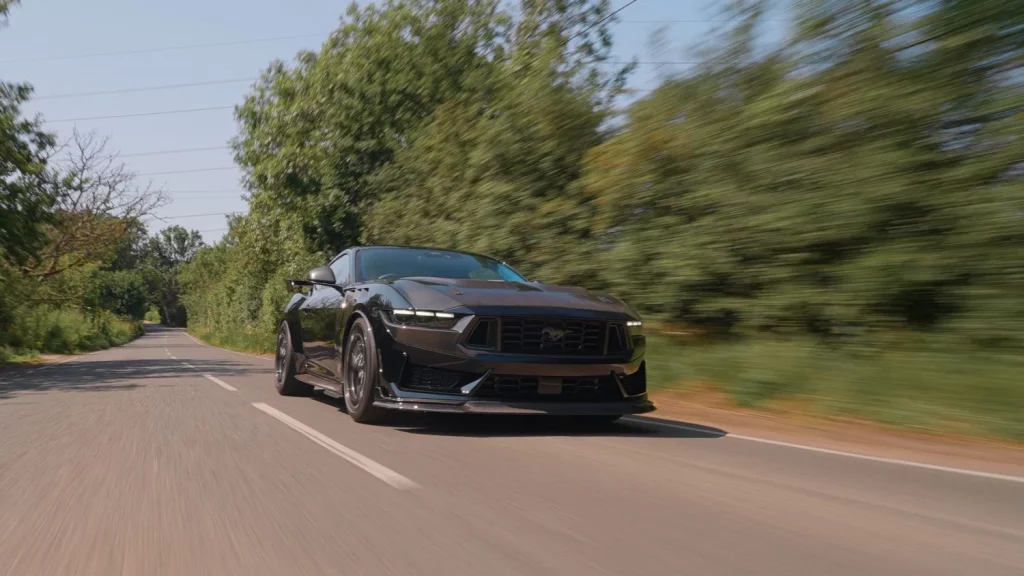 Este Ford Mustang es casi tan potente como un GTD y lo puedes comprar en Europa 2 Motor16 2025 Ford Mustang Dark Horse. Clive Sutton. Imagen movimiento.