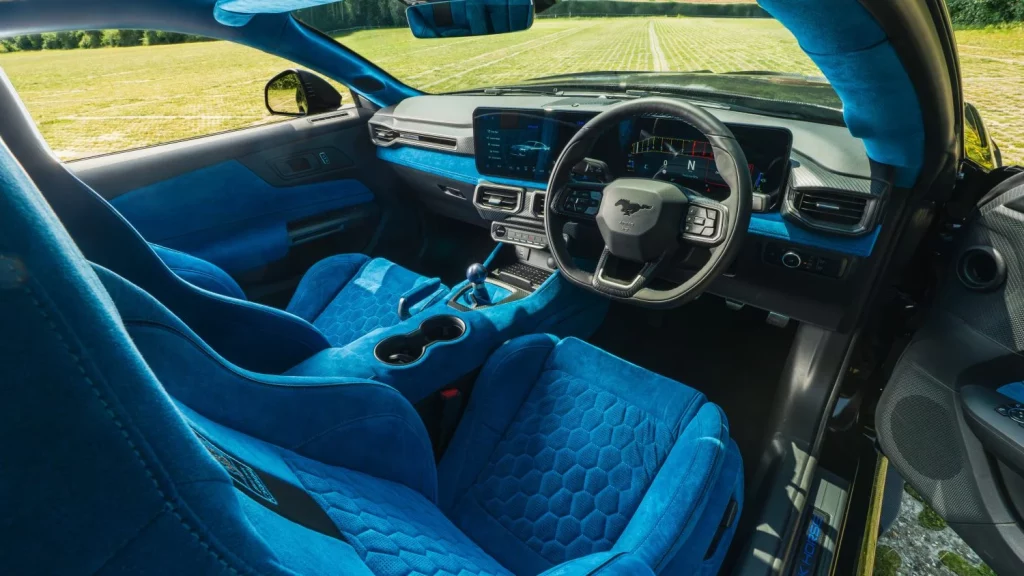 Este Ford Mustang es casi tan potente como un GTD y lo puedes comprar en Europa 3 Motor16 2025 Ford Mustang Dark Horse. Clive Sutton. Imagen interior.