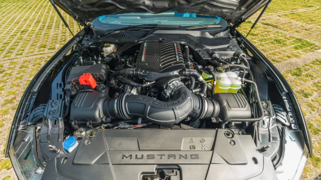 Este Ford Mustang es casi tan potente como un GTD y lo puedes comprar en Europa 1 Motor16 2025 Ford Mustang Dark Horse. Clive Sutton. Imagen motor.