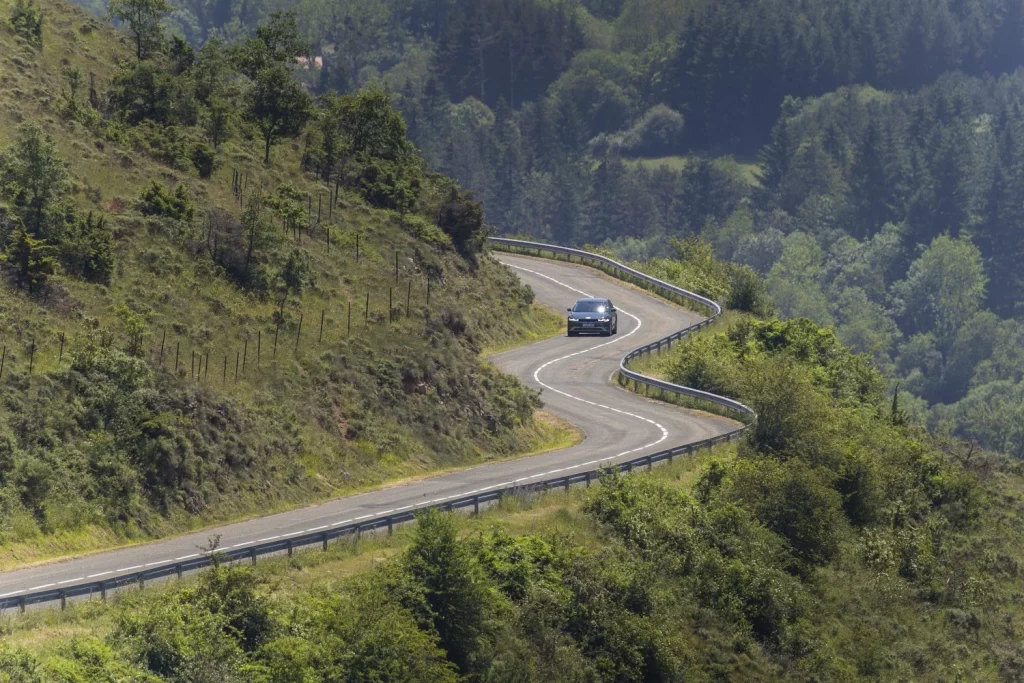 El Hyundai Ioniq 5 pone a Corea y a Ezcaray a un enchufe de distancia 4 Motor16 2025 Hyundai Ioniq 5. Viaje Ezcaray. Imagen carretera.