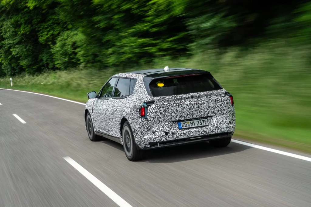 2025 Kia EV4 Nürburgring Test. Imagen trasera.