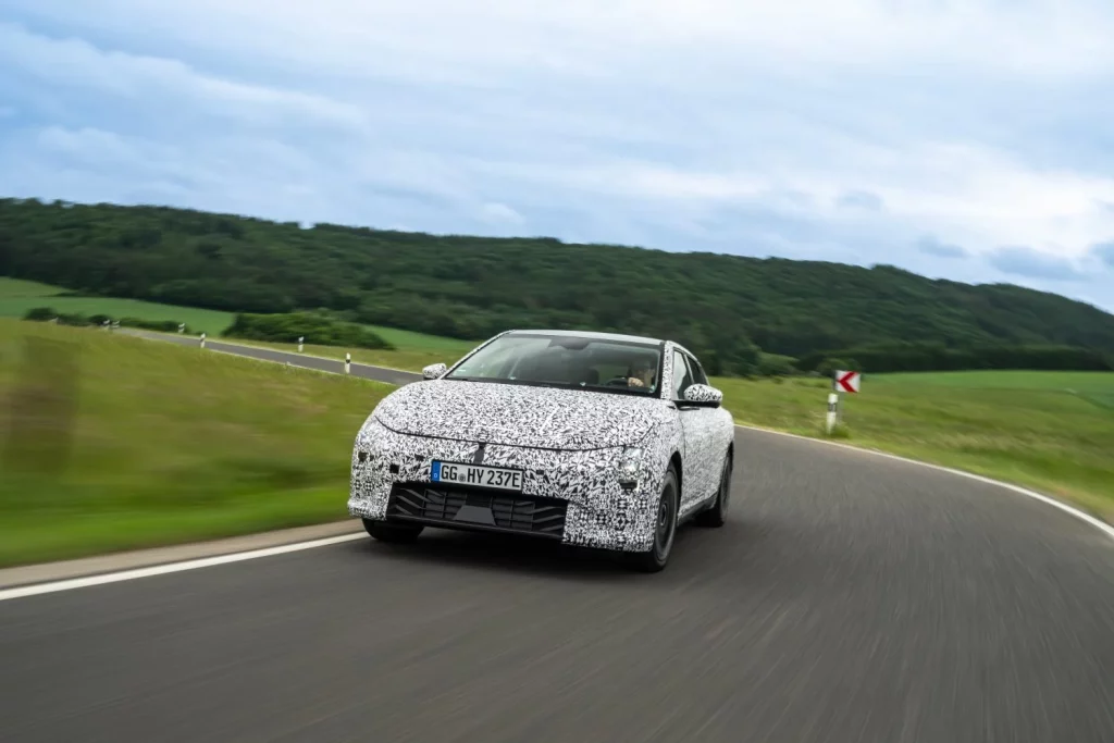 2025 Kia EV4 Nürburgring Test. Imagen delantera.