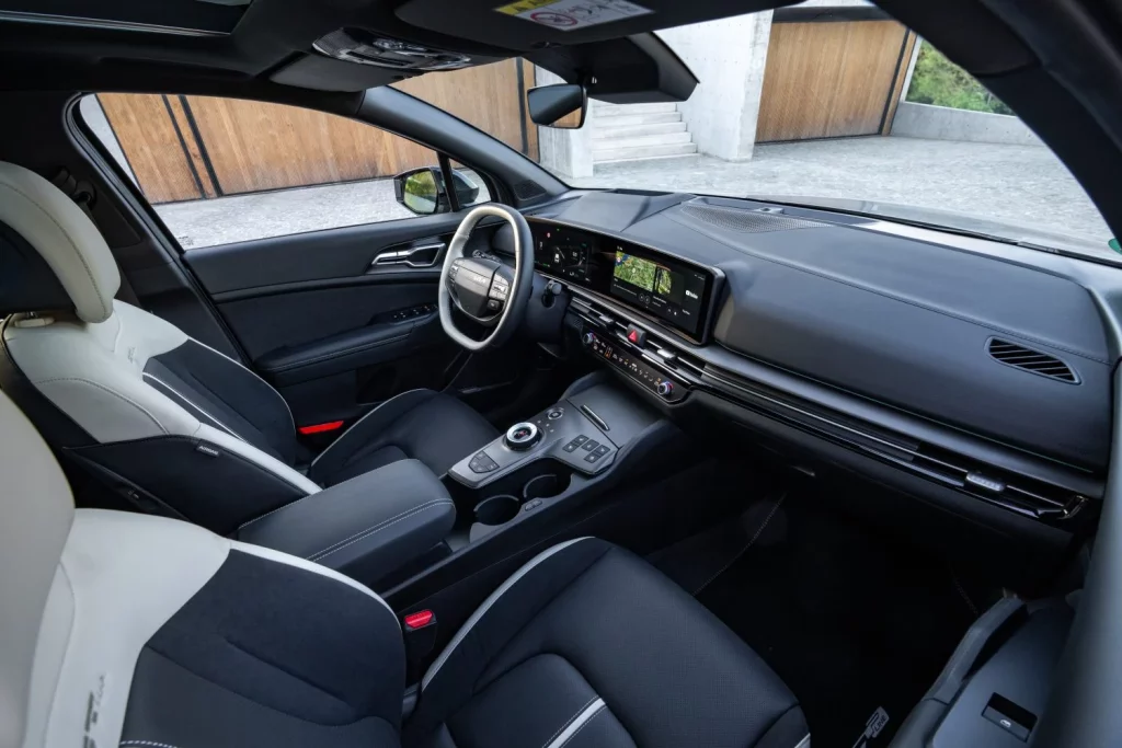 Conducimos el nuevo Kia Sportage: Cuando evolucionar es mejor que revolucionar 2 Motor16 2025 Kia Sportage. Al Volante. Imagen interior.
