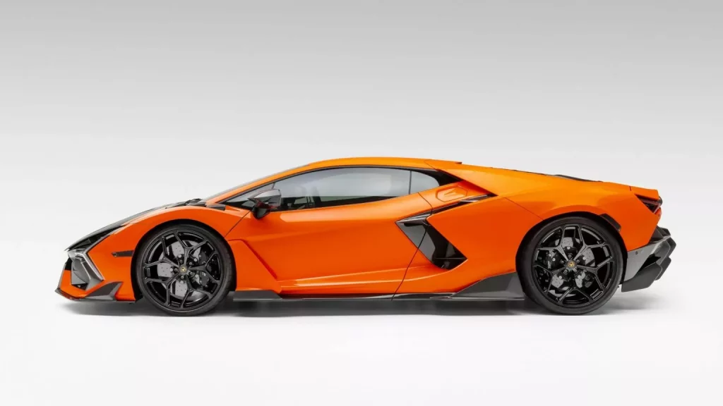 Vorsteiner ha creado un traje de carbono para el Lamborghini Revuelto que cuesta una fortuna 3 Motor16 2025 Vorsteiner. Lamborghini Revuelto. Imagen lateral.