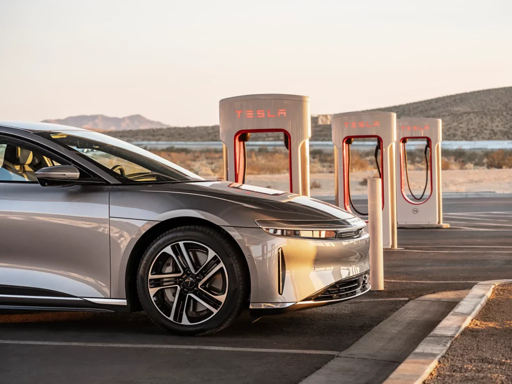 El Lucid Air se actualiza para estar aún más cerca de Tesla... Al cargar 1 Motor16 2025 Lucid Air. Cargador Tesla. Imagen.