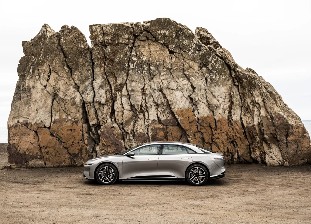 El Lucid Air se actualiza para estar aún más cerca de Tesla... Al cargar 2 Motor16 2025 Lucid Air. Imagen lateral.
