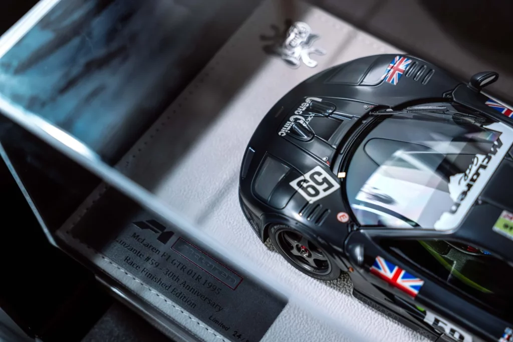 La victoria del McLaren F1 GTR en Le Mans como nunca antes lo habías visto 2 Motor16 2025 McLaren F1 GTR Le Mans. Libro. Imagen detalle.