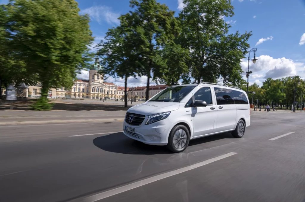 Mercedes-Benz Vito: 30 años de la furgoneta indestructible con el sello 'Made in Vitoria' 2 Motor16 2025 Mercedes-Benz Vito. 30 años. Imagen movimiento.