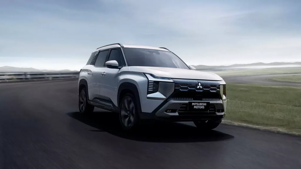 Mitsubishi Destinator: El SUV de 7 plazas que no esperabas... y que no verás 2 Motor16 2025 Mitsubishi Destinator. Imagen movimiento.