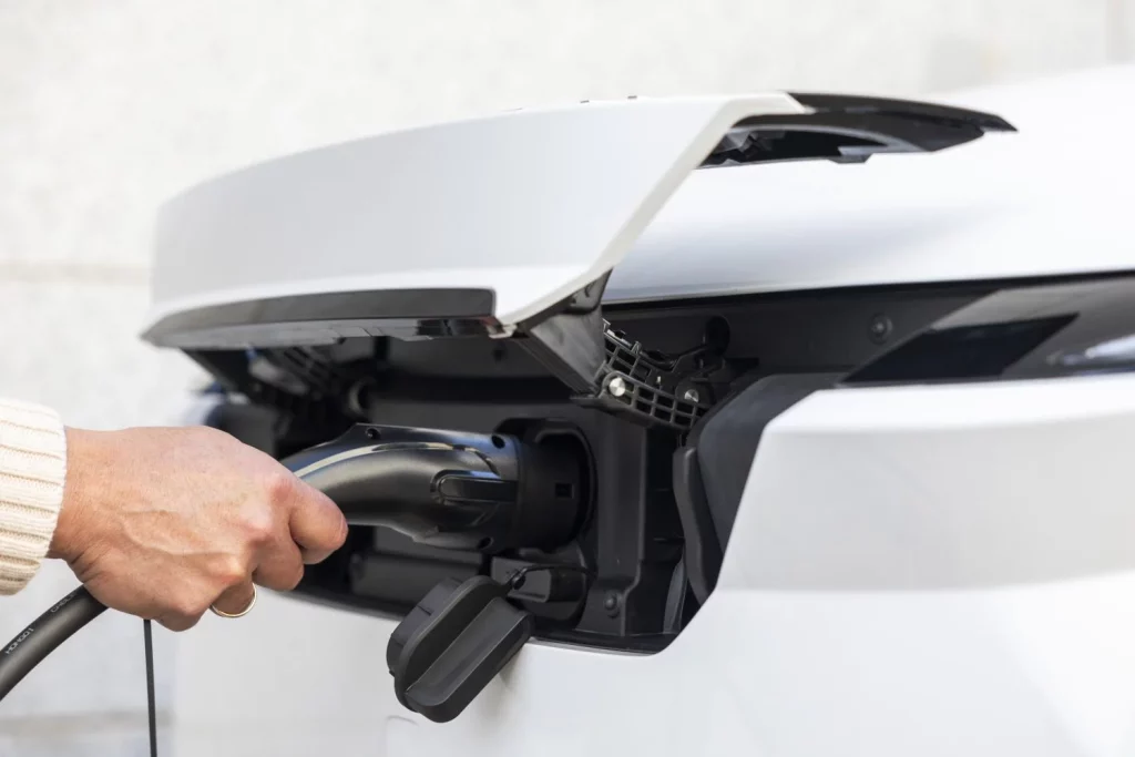 2025 Omoda 5 EV. Baterías. Imagen cargador.