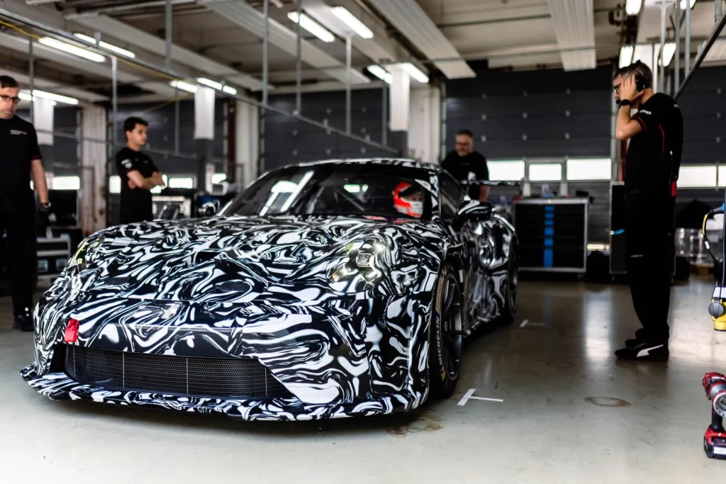 2025 Porsche 911 GT3 Cup. Teaser. Imagen box.
