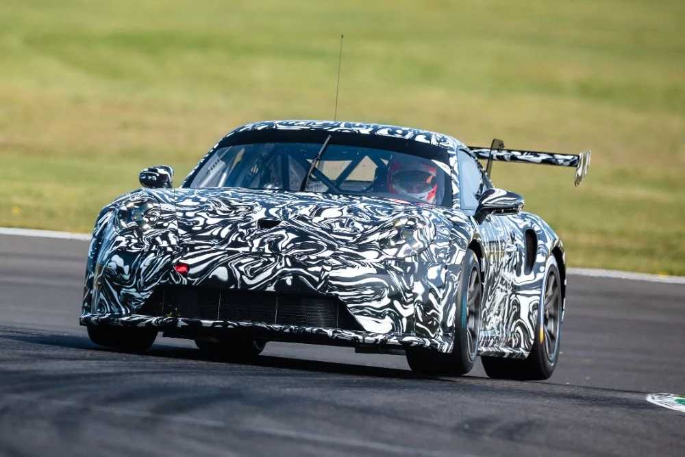 2025 Porsche 911 GT3 Cup. Teaser. Imagen movimiento.